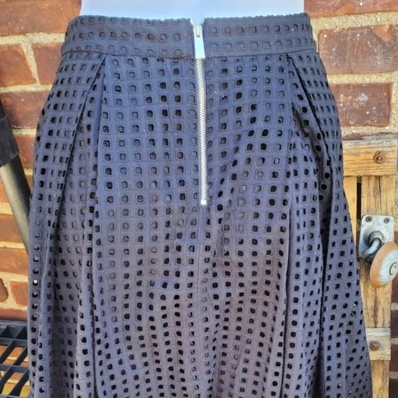 Vince Camuto lined eyelit skirt 6 - Picture 4 of 11